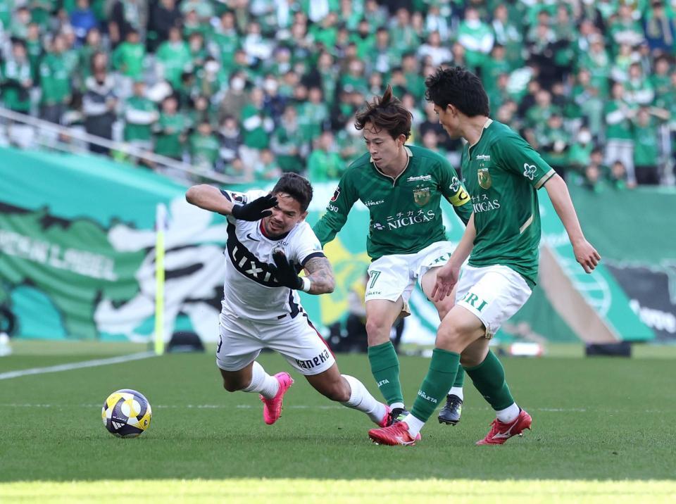 　前半、倒される鹿島・レオセアラ（左端）＝撮影・石井剣太郎