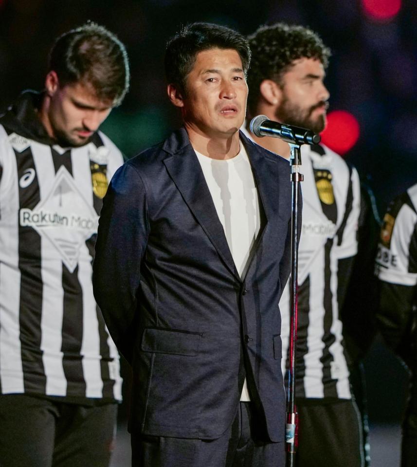 　試合後のセレモニーで、今季限りでの退任を表明する神戸・吉田監督