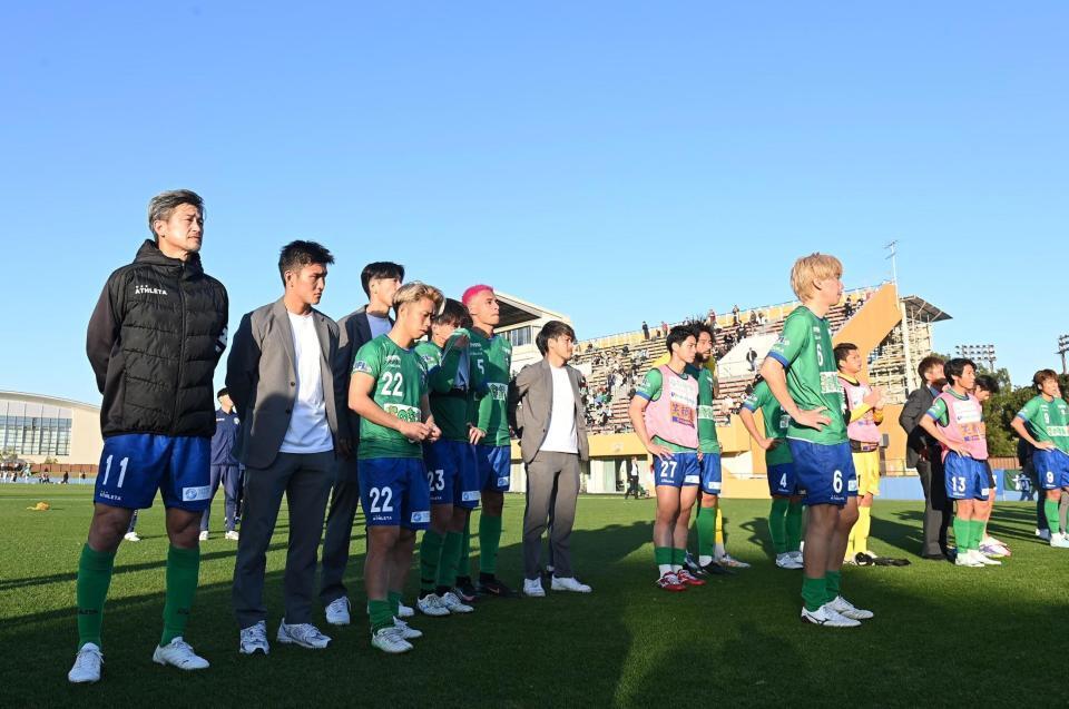 　市原に敗れ、サポーターの前に整列する三浦知良（左）ら鈴鹿イレブン（撮影・西田忠信）