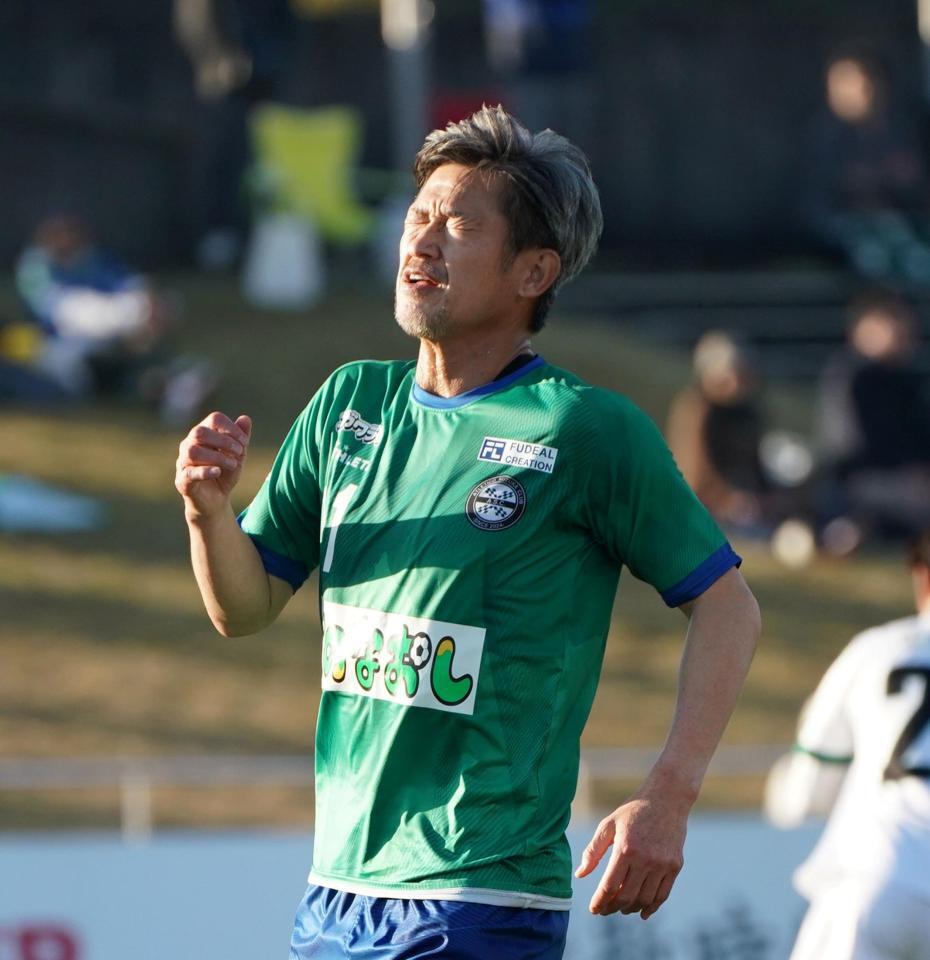 　プレー中に厳しい表情を見せる鈴鹿・三浦知良（撮影・西田忠信）