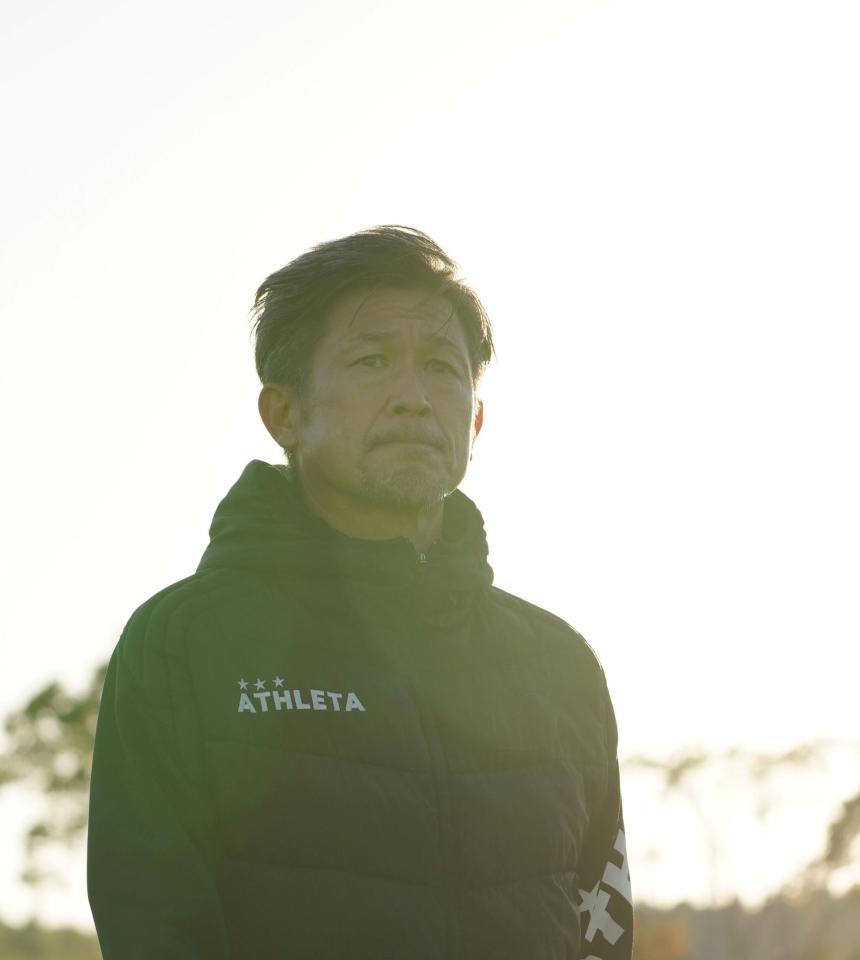 　市原に敗れ降格が決まり、悔しさをにじませる鈴鹿・三浦知良（撮影・西田忠信）