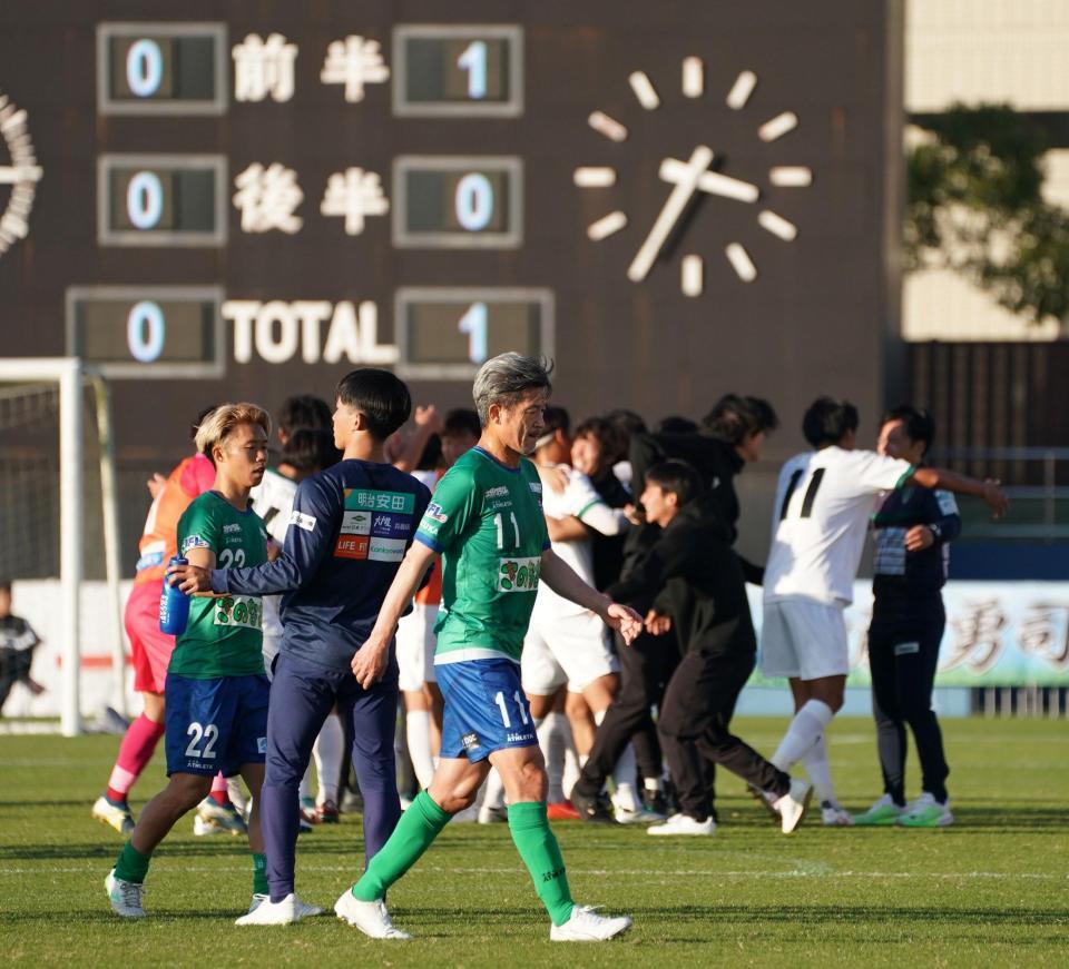 　市原に敗れ降格が決まり、グラウンドを後にする鈴鹿・三浦知良（中央）＝撮影・西田忠信