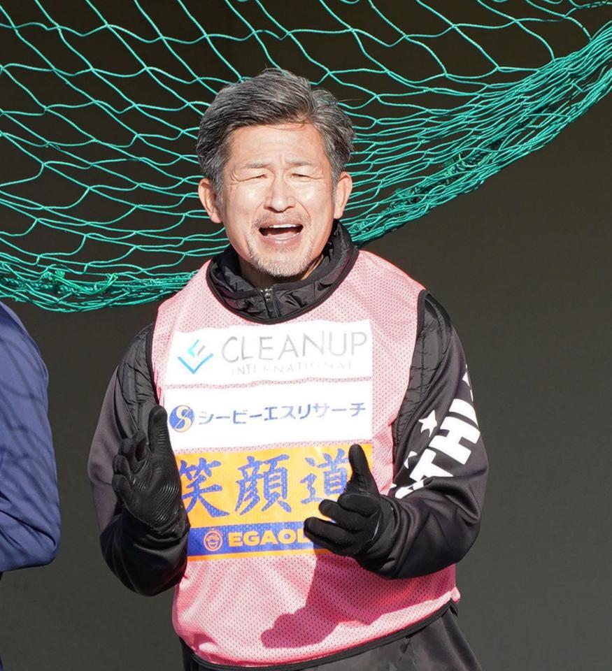 　チームメートを鼓舞する鈴鹿・三浦知良（撮影・西田忠信）