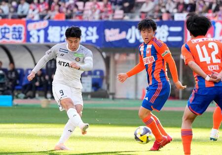 　前半、先制ゴールを決める細谷（左）