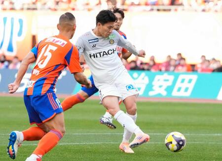 　後半、ハットトリックとなるゴールを決める細谷（右）