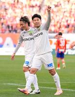 　後半、ハットトリックを達成し喜ぶ柏・細谷（右）