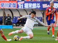 　前半、２点目のゴールを決める細谷（左）