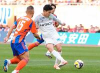 　後半、ハットトリックとなるゴールを決める細谷（右）