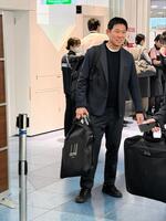 　笑顔でＷ杯組み合わせ抽選会に向けて出国したサッカー日本代表の森保一監督