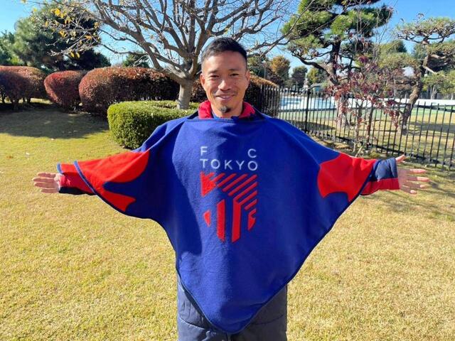 　フリースポンチョをアピールしたＤＦ長友佑都　©ＦＣ　ＴＯＫＹＯ