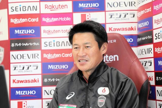　オンライン取材を受ける神戸・吉田監督　©ＶＩＳＳＥＬ　ＫＯＢＥ