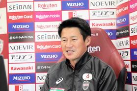 　オンライン取材を受ける神戸・吉田監督　©ＶＩＳＳＥＬ　ＫＯＢＥ