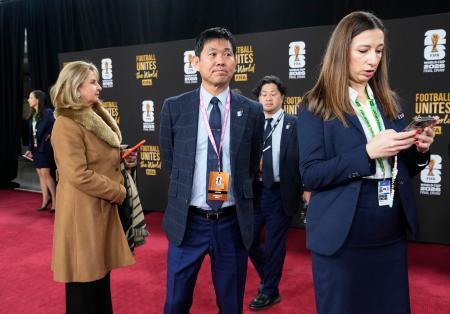 　サッカーＷ杯北中米３カ国大会の組み合わせ抽選会に臨む森保一監督（中央）＝５日、米ワシントン（共同）