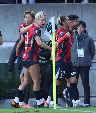 　前半、先制ゴールを挙げ喜ぶ鹿島・レオセアラ（右端）＝撮影・金田祐二