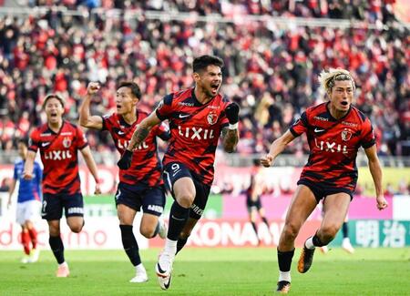 　前半、先制ゴールを決め駆け出す鹿島・レオセアラ（右から２人目）