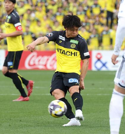 　前半、ゴールを狙う柏・小西雄大（撮影・石井剣太郎）