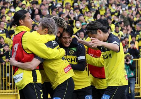 　後半、オウンゴールで先制し喜ぶ柏イレブン（撮影・石井剣太郎）