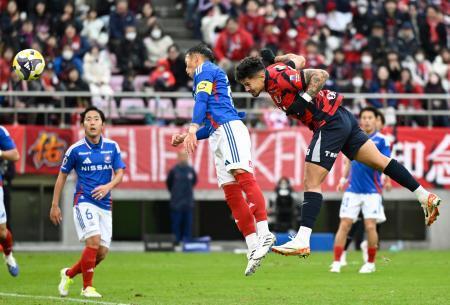 　鹿島-横浜Ｍ　後半、ヘディングで自身２点目のゴールを決める鹿島・レオセアラ（右）＝メルスタ
