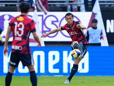 　　前半、パスを出す鹿島・植田