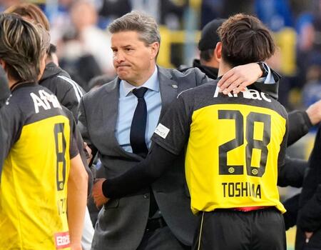 　町田に競り勝ち、選手をねぎらう柏・ロドリゲス監督