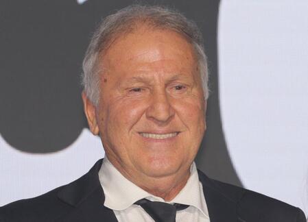 神様ジーコ氏が突然の登場 数回フェイント後にシャーレを高々と掲げ3万7000人熱狂