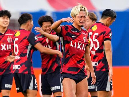 　横浜Ｍを破り９年ぶり９度目の優勝を果たし、感極まる鹿島・鈴木（手前）