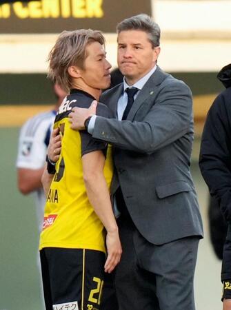 　町田に競り勝ち、瀬川（左）をねぎらう柏・ロドリゲス監督