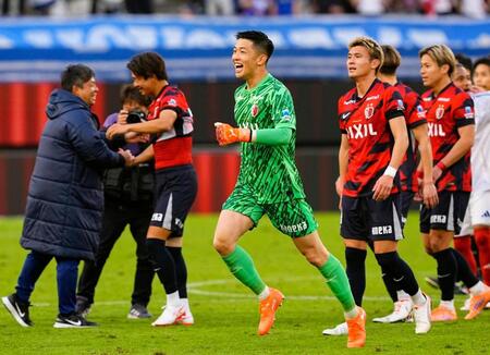 　横浜Ｍを破り９年ぶり９度目の優勝を果たし、駆け出す鹿島・ＧＫ早川（中央）