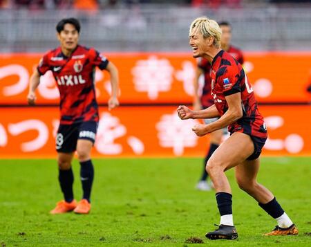 　横浜Ｍを破り９年ぶり９度目の優勝を果たし、大喜びの鹿島・鈴木（右）