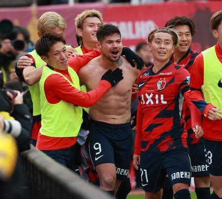 　後半、この日２点目となるヘディングシュートを決め喜ぶ鹿島・レオセアラ（撮影・金田祐二）