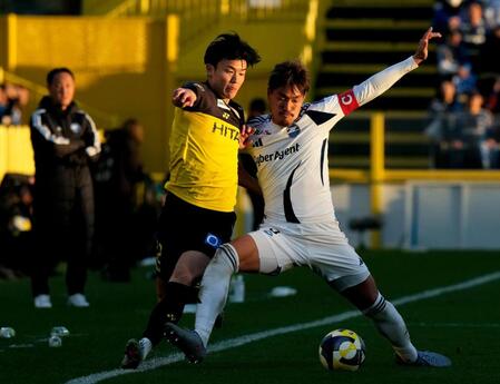 　後半、競り合う柏・山之内（左）と町田・昌子