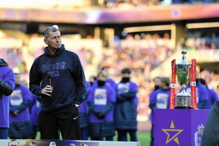 　ルヴァン杯を横に退任のあいさつをするスキッベ監督（撮影・畠山賢大）