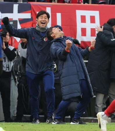 　優勝の瞬間、ガッツポーズの鹿島・鬼木達監督（撮影・金田祐二）