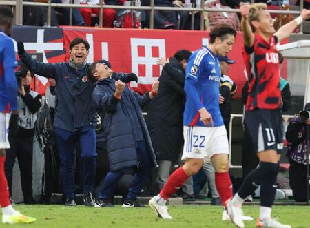 　優勝の瞬間ガッツポーズの鹿島・鬼木達監督（撮影・金田祐二）