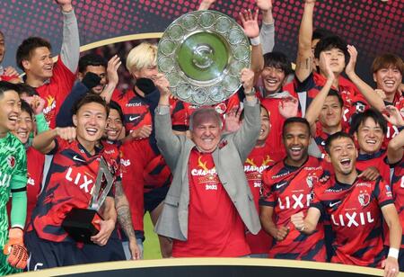 　鹿島イレブンと歓喜のジーコ氏（撮影・金田祐二）