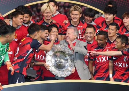 　鹿島イレブンを祝福するジーコ氏（撮影・金田祐二）