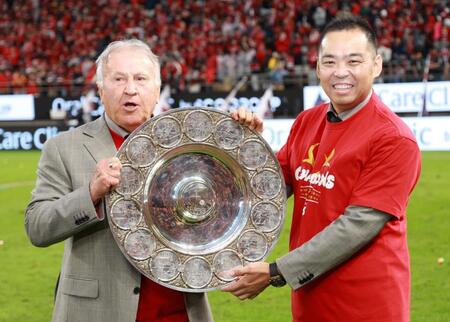 　シャーレを手に笑顔のジーコ氏とメルカリ・小泉文明会長（撮影・金田祐二）