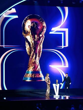 　サッカーＷ杯北中米３カ国大会の組み合わせ抽選会で、トロフィーを返還した前回優勝国アルゼンチンのスカローニ監督（右）