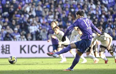 　後半、ＰＫを決める広島・木下