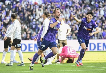 　後半、同点ゴールを決め駆け出す広島・ジェルマン（手前）