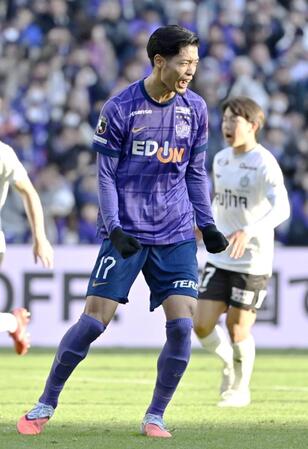 　後半、決勝のＰＫを決め、雄たけびを上げる広島・木下