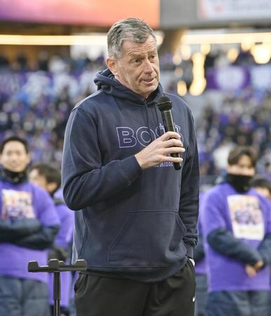 　Ｊ１最終節を終え、あいさつする広島・スキッベ監督