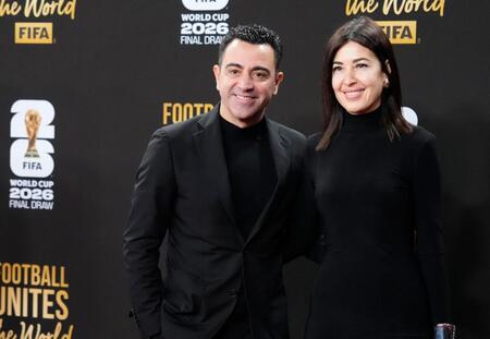 　サッカーＷ杯北中米３カ国大会の組み合わせ抽選会の会場で、写真に納まる元スペイン代表のシャビさん（左）＝５日、米ワシントン（共同）