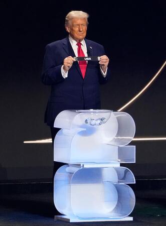 　サッカーＷ杯北中米３カ国大会の組み合わせ抽選会で自国のくじを引いたトランプ米大統領＝５日、米ワシントン（共同）