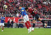 　後半、この日２点目となるヘディングシュートを決める鹿島・レオセアラ（撮影・金田祐二）