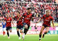 　前半、先制ゴールを決め駆け出す鹿島・レオセアラ（右から２人目）