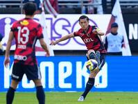 　　前半、パスを出す鹿島・植田