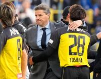 　町田に競り勝ち、選手をねぎらう柏・ロドリゲス監督