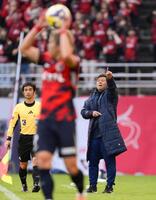 　前半、指示を出す鹿島・鬼木監督