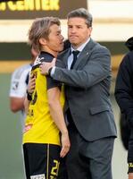 　町田に競り勝ち、瀬川（左）をねぎらう柏・ロドリゲス監督